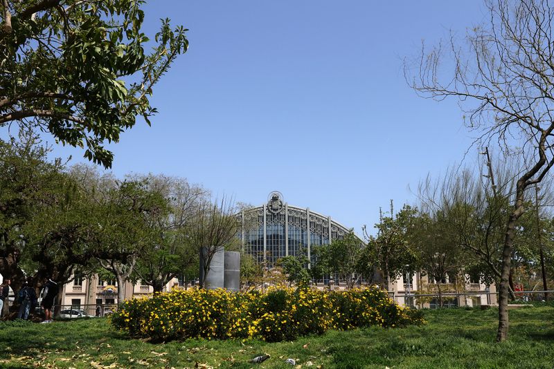 <div class='imageHoverDetail'>
             <p class='imageHoverTitle twoLineBreak'>Estació del Nord. Parc</p>
             <p class='imageHoverAutor oneLineBreak'>Autor: Vicente Zambrano González</p>
             <button class='imageHoverBtn'>Mostra els detalls de la imatge <span class='sr-only'>Estació del Nord. Parc</span></button>
             </div>