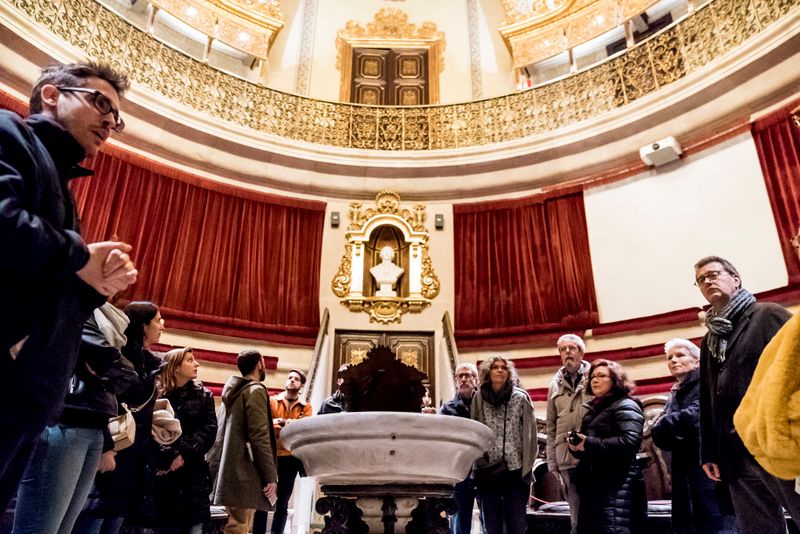 <div class='imageHoverDetail'>
             <p class='imageHoverTitle twoLineBreak'>Sala de disseccions de la Reial Acadèmia de Medicina de Catalunya</p>
             <p class='imageHoverAutor oneLineBreak'>Autor: Clara Soler Chopo</p>
             <button class='imageHoverBtn'>Mostra els detalls de la imatge <span class='sr-only'>Sala de disseccions de la Reial Acadèmia de Medicina de Catalunya</span></button>
             </div>