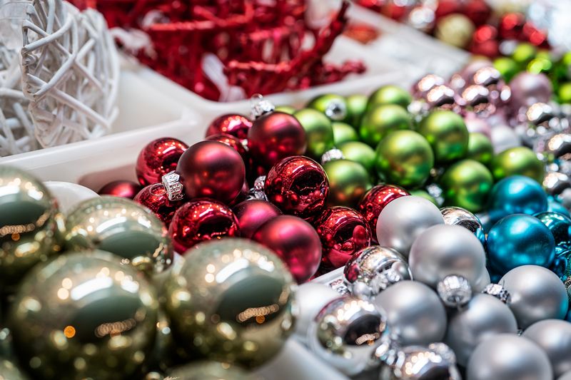 <div class='imageHoverDetail'>
             <p class='imageHoverTitle twoLineBreak'>Boles de decoració nadalenca de vidres de diferents colors en una de les para...</p>
             <p class='imageHoverAutor oneLineBreak'>Autor: Laura Guerrero</p>
             <button class='imageHoverBtn'>Mostra els detalls de la imatge <span class='sr-only'>Boles de decoració nadalenca de vidres de diferents colors en una de les para...</span></button>
             </div>