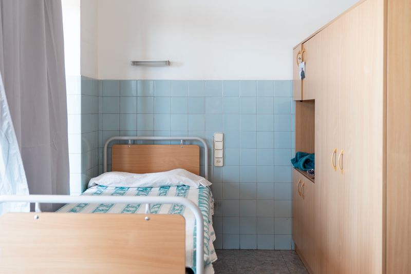 
             Una de les habitacions amb un llit i un armari del centre de joves en situaci...
             Autor: Martí Petit
             Mostra els detalls de la imatge Una de les habitacions amb un llit i un armari del centre de joves en situaci...
             