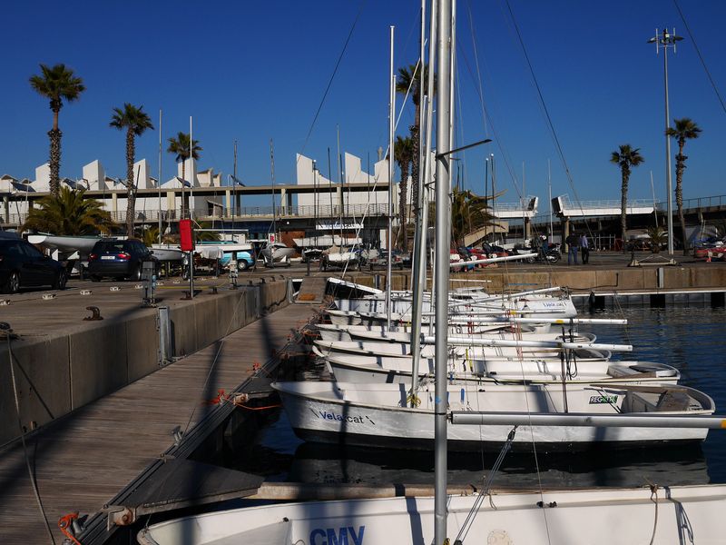 <div class='imageHoverDetail'>
             <p class='imageHoverTitle twoLineBreak'>Exterior del Centre Municipal de Vela</p>
             <p class='imageHoverAutor oneLineBreak'>Autor: Vicente Zambrano</p>
             <button class='imageHoverBtn'>Mostra els detalls de la imatge <span class='sr-only'>Exterior del Centre Municipal de Vela</span></button>
             </div>