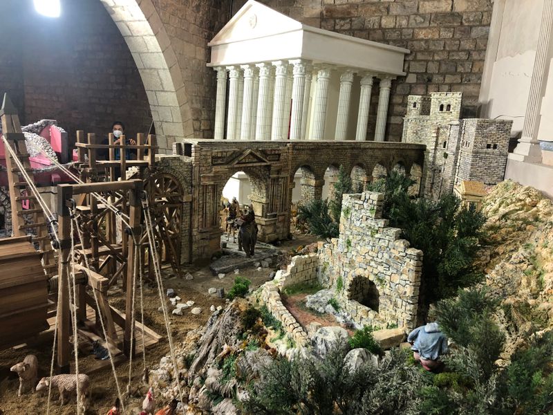 <div class='imageHoverDetail'>
             <p class='imageHoverTitle twoLineBreak'>Els Reis d'Orient passen per sota de l'aqüeducte de Barcino a prop d'una via ...</p>
             <p class='imageHoverAutor oneLineBreak'>Autor: Rosi Morata</p>
             <button class='imageHoverBtn'>Mostra els detalls de la imatge <span class='sr-only'>Els Reis d'Orient passen per sota de l'aqüeducte de Barcino a prop d'una via ...</span></button>
             </div>