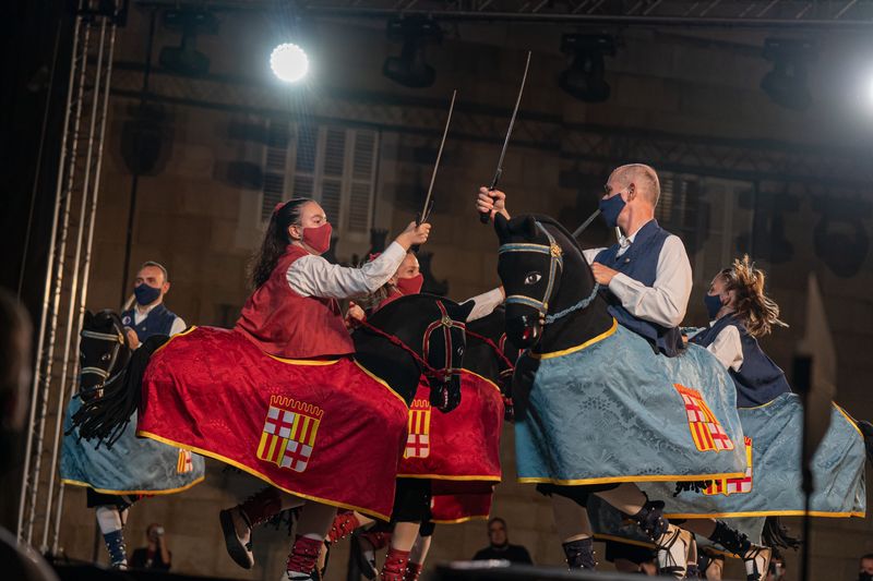 <div class='imageHoverDetail'>
             <p class='imageHoverTitle twoLineBreak'>Ball dels Cavallets Cotoners durant el toc d'inici de la Mercè 2021</p>
             <p class='imageHoverAutor oneLineBreak'>Autor: Laura Guerrero</p>
             <button class='imageHoverBtn'>Mostra els detalls de la imatge <span class='sr-only'>Ball dels Cavallets Cotoners durant el toc d'inici de la Mercè 2021</span></button>
             </div>