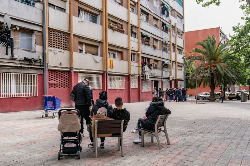 <div class='imageHoverDetail'>
             <p class='imageHoverTitle twoLineBreak'>Veïns del Besòs asseguts en uns bancs es miren un grup de persones aturades d...</p>
             <p class='imageHoverAutor oneLineBreak'>Autor: Laura Guerrero</p>
             <button class='imageHoverBtn'>Mostra els detalls de la imatge <span class='sr-only'>Veïns del Besòs asseguts en uns bancs es miren un grup de persones aturades d...</span></button>
             </div>