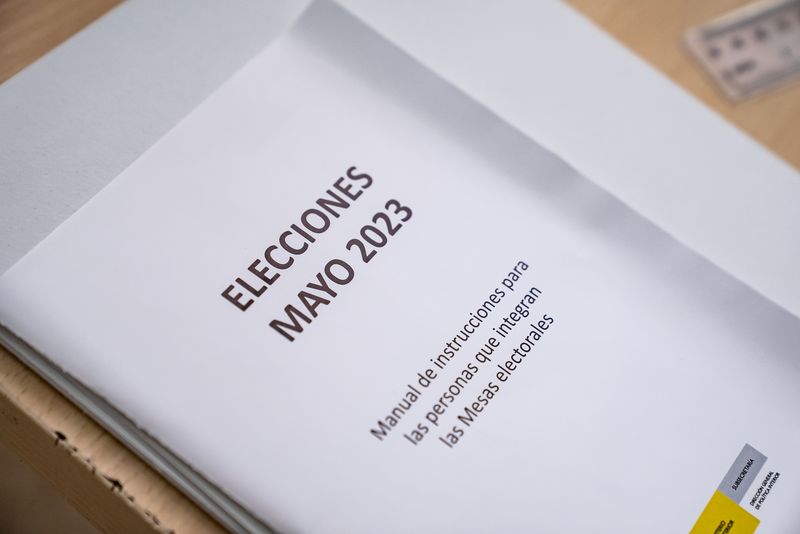 
             Detall de la portada del manual d’instruccions per a les persones que integre...
             Autor: Àlex Losada
             Mostra els detalls de la imatge Detall de la portada del manual d’instruccions per a les persones que integre...
             