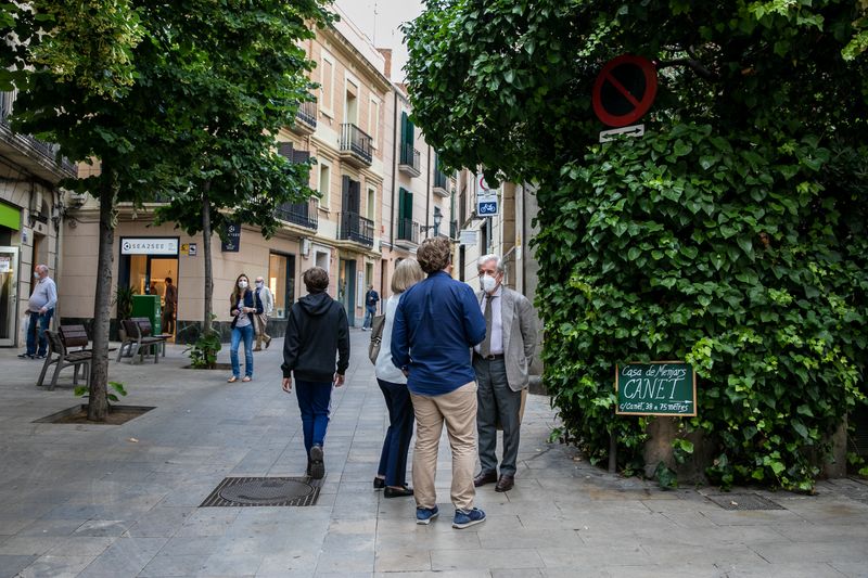 <div class='imageHoverDetail'>
             <p class='imageHoverTitle twoLineBreak'>Un grup de gent gran s'atura a conversar al carrer Major de Sarrià</p>
             <p class='imageHoverAutor oneLineBreak'>Autor: Edu Bayer</p>
             <button class='imageHoverBtn'>Mostra els detalls de la imatge <span class='sr-only'>Un grup de gent gran s'atura a conversar al carrer Major de Sarrià</span></button>
             </div>
