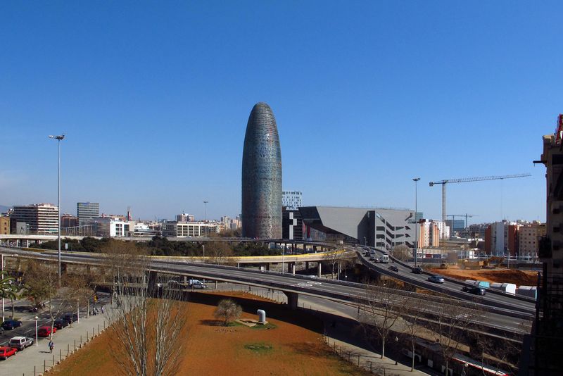 <div class='imageHoverDetail'>
             <p class='imageHoverTitle twoLineBreak'>Vehicles circulant per la plataforma elevada de la gran via de les Corts Cata...</p>
             <p class='imageHoverAutor oneLineBreak'>Autor: Vicente Zambrano</p>
             <button class='imageHoverBtn'>Mostra els detalls de la imatge <span class='sr-only'>Vehicles circulant per la plataforma elevada de la gran via de les Corts Cata...</span></button>
             </div>