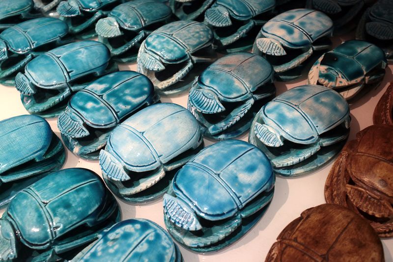 <div class='imageHoverDetail'>
             <p class='imageHoverTitle twoLineBreak'>Museu Egipci. Botiga</p>
             <p class='imageHoverAutor oneLineBreak'>Autor: Vicente Zambrano González</p>
             <button class='imageHoverBtn'>Mostra els detalls de la imatge <span class='sr-only'>Museu Egipci. Botiga</span></button>
             </div>