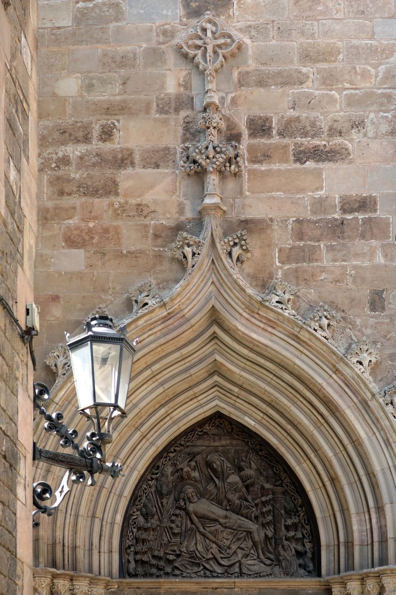 <div class='imageHoverDetail'>
             <p class='imageHoverTitle twoLineBreak'>Timpà de la Pietat de la Catedral de Barcelona </p>
             <p class='imageHoverAutor oneLineBreak'>Autor: Vicente Zambrano González</p>
             <button class='imageHoverBtn'>Mostra els detalls de la imatge <span class='sr-only'>Timpà de la Pietat de la Catedral de Barcelona </span></button>
             </div>