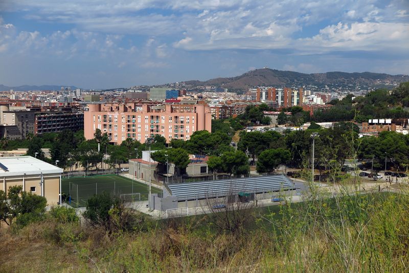 <div class='imageHoverDetail'>
             <p class='imageHoverTitle twoLineBreak'>Barri de la Marina vist des del castell de Port</p>
             <p class='imageHoverAutor oneLineBreak'>Autor: Vicente Zambrano González</p>
             <button class='imageHoverBtn'>Mostra els detalls de la imatge <span class='sr-only'>Barri de la Marina vist des del castell de Port</span></button>
             </div>