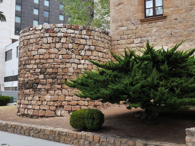 <div class='imageHoverDetail'>
             <p class='imageHoverTitle twoLineBreak'>Masia Torre Rodona. Can Vinyals de la Torre</p>
             <p class='imageHoverAutor oneLineBreak'>Autor: Vicente Zambrano González</p>
             <button class='imageHoverBtn'>Mostra els detalls de la imatge <span class='sr-only'>Masia Torre Rodona. Can Vinyals de la Torre</span></button>
             </div>