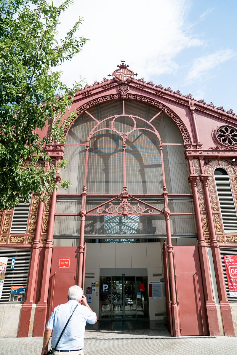 <div class='imageHoverDetail'>
             <p class='imageHoverTitle twoLineBreak'>Un home gran es dirigeix cap a l’entrada del Mercat de Sant Antoni</p>
             <p class='imageHoverAutor oneLineBreak'>Autor: Clara Soler Chopo</p>
             <button class='imageHoverBtn'>Mostra els detalls de la imatge <span class='sr-only'>Un home gran es dirigeix cap a l’entrada del Mercat de Sant Antoni</span></button>
             </div>