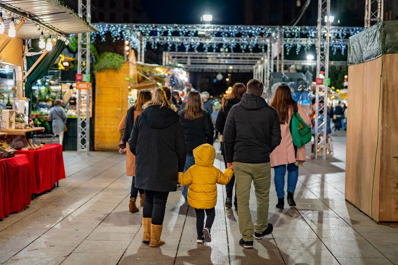 <div class='imageHoverDetail'>
             <p class='imageHoverTitle twoLineBreak'>Famílies passejant per la Fira de Santa Llúcia, on s’han deixat passadissos m...</p>
             <p class='imageHoverAutor oneLineBreak'>Autor: Laura Guerrero</p>
             <button class='imageHoverBtn'>Mostra els detalls de la imatge <span class='sr-only'>Famílies passejant per la Fira de Santa Llúcia, on s’han deixat passadissos m...</span></button>
             </div>