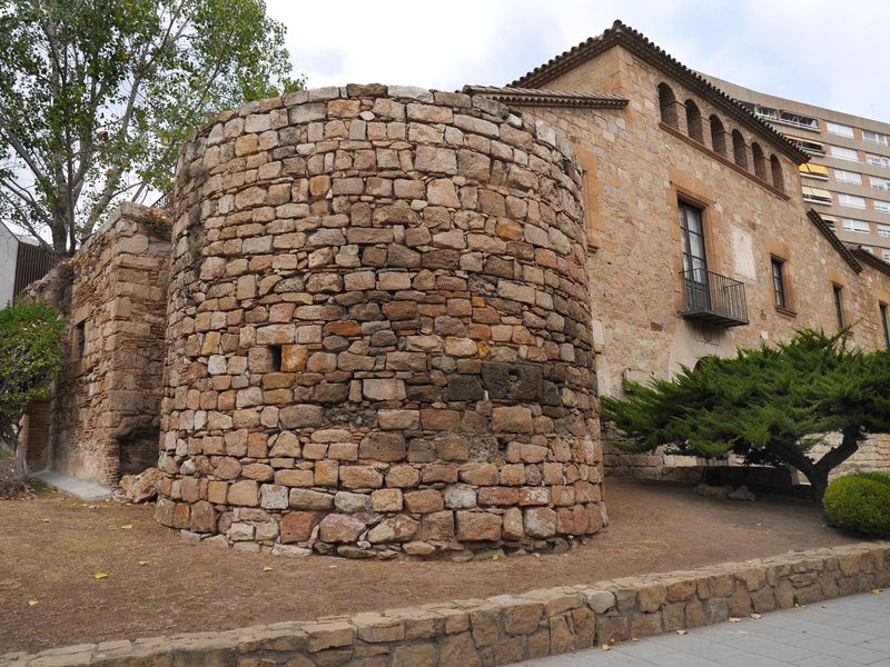 <div class='imageHoverDetail'>
             <p class='imageHoverTitle twoLineBreak'>Masia Torre Rodona. Can Vinyals de la Torre</p>
             <p class='imageHoverAutor oneLineBreak'>Autor: Vicente Zambrano González</p>
             <button class='imageHoverBtn'>Mostra els detalls de la imatge <span class='sr-only'>Masia Torre Rodona. Can Vinyals de la Torre</span></button>
             </div>