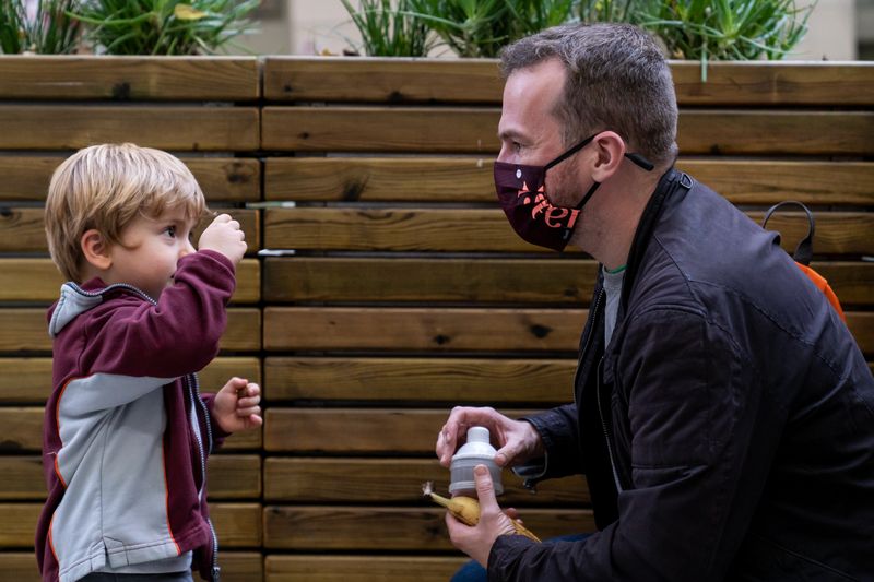 <div class='imageHoverDetail'>
             <p class='imageHoverTitle twoLineBreak'>Un pare li dona el berenar al seu fill, aturats a la zona pacificada amb la v...</p>
             <p class='imageHoverAutor oneLineBreak'>Autor: Mariona Gil</p>
             <button class='imageHoverBtn'>Mostra els detalls de la imatge <span class='sr-only'>Un pare li dona el berenar al seu fill, aturats a la zona pacificada amb la v...</span></button>
             </div>