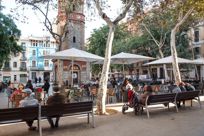<div class='imageHoverDetail'>
             <p class='imageHoverTitle twoLineBreak'>Plaça de la Vila de Gràcia amb persones assegudes a bancs i terrasses prop de...</p>
             <p class='imageHoverAutor oneLineBreak'>Autor: Paola de Grenet</p>
             <button class='imageHoverBtn'>Mostra els detalls de la imatge <span class='sr-only'>Plaça de la Vila de Gràcia amb persones assegudes a bancs i terrasses prop de...</span></button>
             </div>