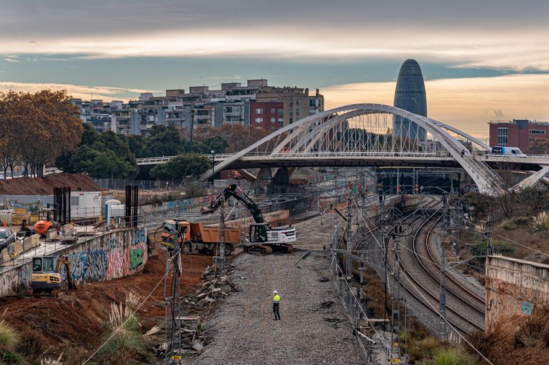 
             Zona d’obres de la futura estació de la Sagrera amb una excavadora omplint un...
             Autor: Laura Guerrero
             Mostra els detalls de la imatge Zona d’obres de la futura estació de la Sagrera amb una excavadora omplint un...
             