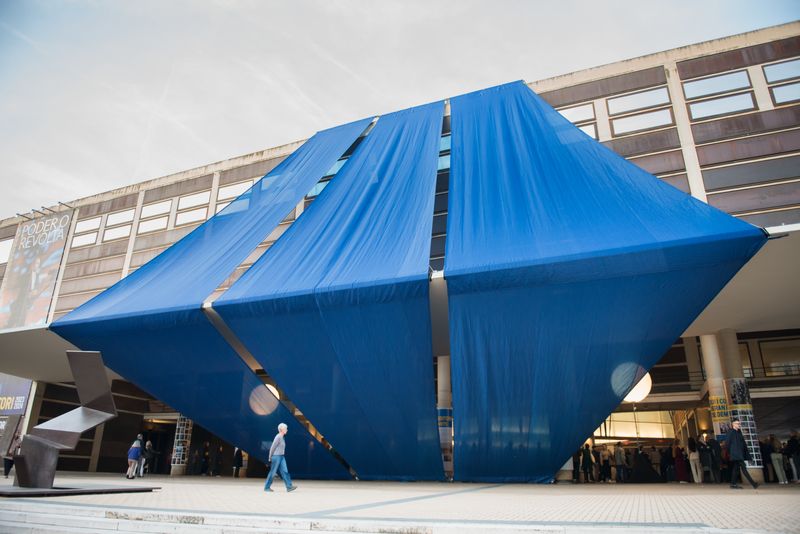 <div class='imageHoverDetail'>
             <p class='imageHoverTitle twoLineBreak'>Façana de L'Auditori coberta amb unes teles de color blau que formen part de ...</p>
             <p class='imageHoverAutor oneLineBreak'>Autor: Ceci Fimia</p>
             <button class='imageHoverBtn'>Mostra els detalls de la imatge <span class='sr-only'>Façana de L'Auditori coberta amb unes teles de color blau que formen part de ...</span></button>
             </div>