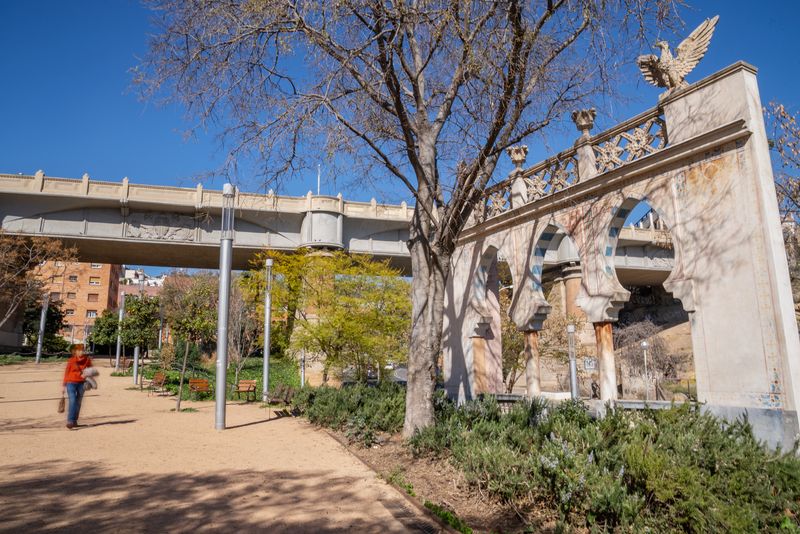 
             Una dona passeja pels jardins de Manuel Blancafort amb el pont de Vallcarca a...
             Autor: Elena Pastor
             Mostra els detalls de la imatge Una dona passeja pels jardins de Manuel Blancafort amb el pont de Vallcarca a...
             