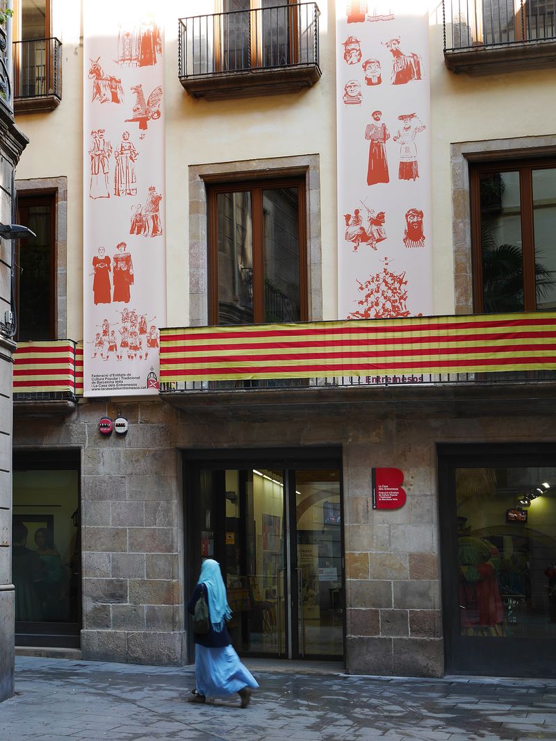 <div class='imageHoverDetail'>
             <p class='imageHoverTitle twoLineBreak'>Casa dels Entremesos. Porta d'entrada</p>
             <p class='imageHoverAutor oneLineBreak'>Autor: Vicente Zambrano González</p>
             <button class='imageHoverBtn'>Mostra els detalls de la imatge <span class='sr-only'>Casa dels Entremesos. Porta d'entrada</span></button>
             </div>