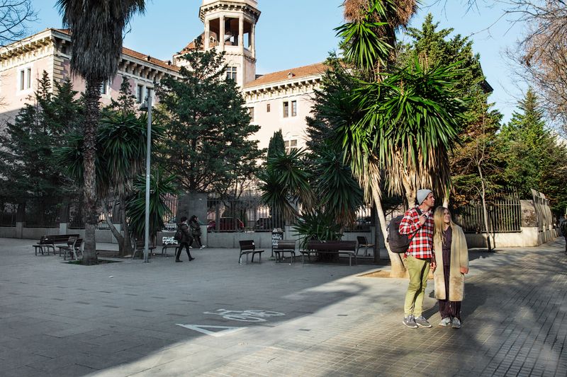 
             Pareja delante del edificio del Seminari Conciliar de Barcelona
             Autor: Paola de Grenet
             Ver los detalles de la imagen Pareja delante del edificio del Seminari Conciliar de Barcelona
             