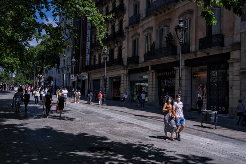 <div class='imageHoverDetail'>
             <p class='imageHoverTitle twoLineBreak'>Gent passejant i amb bosses d'anar a comprar per l'avinguda del Portal de l'À...</p>
             <p class='imageHoverAutor oneLineBreak'>Autor: Laura Guerrero</p>
             <button class='imageHoverBtn'>Mostra els detalls de la imatge <span class='sr-only'>Gent passejant i amb bosses d'anar a comprar per l'avinguda del Portal de l'À...</span></button>
             </div>