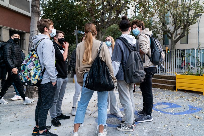 <div class='imageHoverDetail'>
             <p class='imageHoverTitle twoLineBreak'>Grup de joves estudiants conversant en cercle a la zona pacificada de vorera ...</p>
             <p class='imageHoverAutor oneLineBreak'>Autor: Mònica Moreno</p>
             <button class='imageHoverBtn'>Mostra els detalls de la imatge <span class='sr-only'>Grup de joves estudiants conversant en cercle a la zona pacificada de vorera ...</span></button>
             </div>