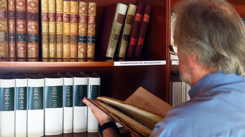 <div class='imageHoverDetail'>
             <p class='imageHoverTitle twoLineBreak'>Arxiu Històric de Barcelona</p>
             <p class='imageHoverAutor oneLineBreak'>Autor: Vicente Zambrano</p>
             <button class='imageHoverBtn'>Mostra els detalls de la imatge <span class='sr-only'>Arxiu Històric de Barcelona</span></button>
             </div>