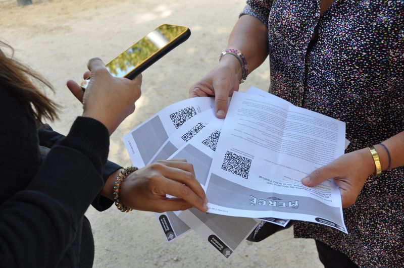 
             Una treballadora escaneja les entrades per a l