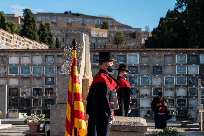 <div class='imageHoverDetail'>
             <p class='imageHoverTitle twoLineBreak'>Mossos d’Esquadra amb uniforme de gala drets al costat de la tomba del presid...</p>
             <p class='imageHoverAutor oneLineBreak'>Autor: Martí Petit</p>
             <button class='imageHoverBtn'>Mostra els detalls de la imatge <span class='sr-only'>Mossos d’Esquadra amb uniforme de gala drets al costat de la tomba del presid...</span></button>
             </div>