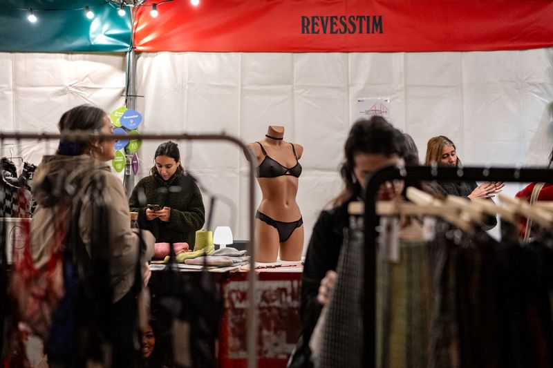 
             Gent observant els productes de la parada RevESStim situada a la 9a Fira de C...
             Autor: Laura Guerrero
             Mostra els detalls de la imatge Gent observant els productes de la parada RevESStim situada a la 9a Fira de C...
             
