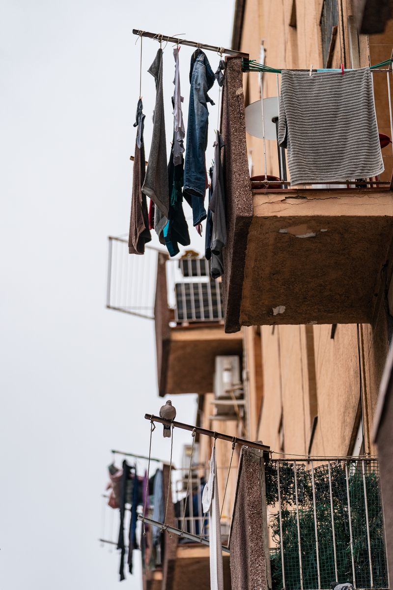 <div class='imageHoverDetail'>
             <p class='imageHoverTitle twoLineBreak'>Balcons d’un edifici d’habitatges del barri del Besòs amb la roba estesa a l’...</p>
             <p class='imageHoverAutor oneLineBreak'>Autor: Laura Guerrero</p>
             <button class='imageHoverBtn'>Mostra els detalls de la imatge <span class='sr-only'>Balcons d’un edifici d’habitatges del barri del Besòs amb la roba estesa a l’...</span></button>
             </div>