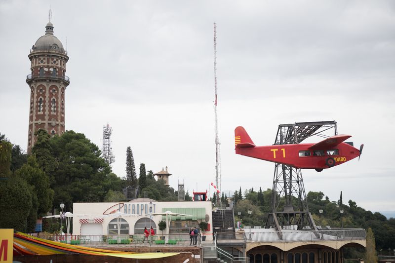<div class='imageHoverDetail'>
             <p class='imageHoverTitle twoLineBreak'>Vista de l'avió del Tibidabo durant la 31a Gran Festa del Cor en suport a inf...</p>
             <p class='imageHoverAutor oneLineBreak'>Autor: Ceci Fimia</p>
             <button class='imageHoverBtn'>Mostra els detalls de la imatge <span class='sr-only'>Vista de l'avió del Tibidabo durant la 31a Gran Festa del Cor en suport a inf...</span></button>
             </div>