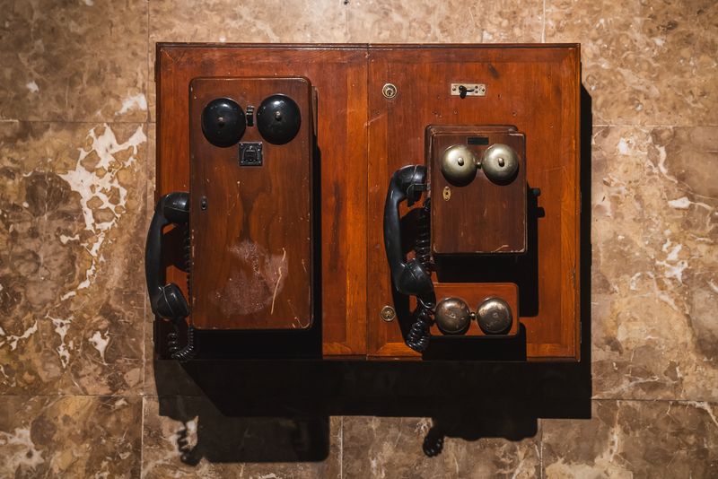 <div class='imageHoverDetail'>
             <p class='imageHoverTitle twoLineBreak'>Antic telèfon de l’estació de metro fantasma Gaudí</p>
             <p class='imageHoverAutor oneLineBreak'>Autor: Josbel A. Tinoco</p>
             <button class='imageHoverBtn'>Mostra els detalls de la imatge <span class='sr-only'>Antic telèfon de l’estació de metro fantasma Gaudí</span></button>
             </div>