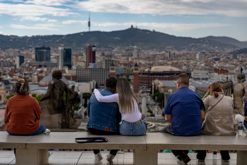 
             Turistes gaudint de les vistes de Barcelona des del MNAC.
             Autor: Laura Guerrero
             Mostra els detalls de la imatge Turistes gaudint de les vistes de Barcelona des del MNAC.
             