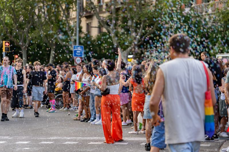 <div class='imageHoverDetail'>
             <p class='imageHoverTitle twoLineBreak'>Públic assistent a la manifestació del Pride Barcelona 2025, amb tot ple de b...</p>
             <p class='imageHoverAutor oneLineBreak'>Autor: Laura Guerrero</p>
             <button class='imageHoverBtn'>Mostra els detalls de la imatge <span class='sr-only'>Públic assistent a la manifestació del Pride Barcelona 2025, amb tot ple de b...</span></button>
             </div>