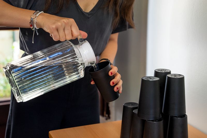 
             Una mujer se sirve agua en el refugio climático
             
             Ver los detalles de la imagen Una mujer se sirve agua en el refugio climático
             