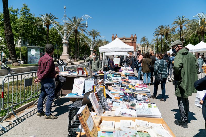 <div class='imageHoverDetail'>
             <p class='imageHoverTitle twoLineBreak'>Gent mira les parades de llibres i passeja pel recinte firal del passeig de L...</p>
             <p class='imageHoverAutor oneLineBreak'>Autor: Mònica Moreno</p>
             <button class='imageHoverBtn'>Mostra els detalls de la imatge <span class='sr-only'>Gent mira les parades de llibres i passeja pel recinte firal del passeig de L...</span></button>
             </div>