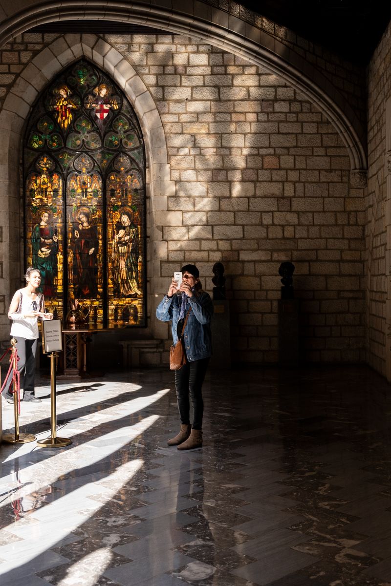 <div class='imageHoverDetail'>
             <p class='imageHoverTitle twoLineBreak'>Una dona fa una fotografia amb el seu telèfon mòbil de la Galeria Gòtica de l...</p>
             <p class='imageHoverAutor oneLineBreak'>Autor: Mònica Moreno</p>
             <button class='imageHoverBtn'>Mostra els detalls de la imatge <span class='sr-only'>Una dona fa una fotografia amb el seu telèfon mòbil de la Galeria Gòtica de l...</span></button>
             </div>