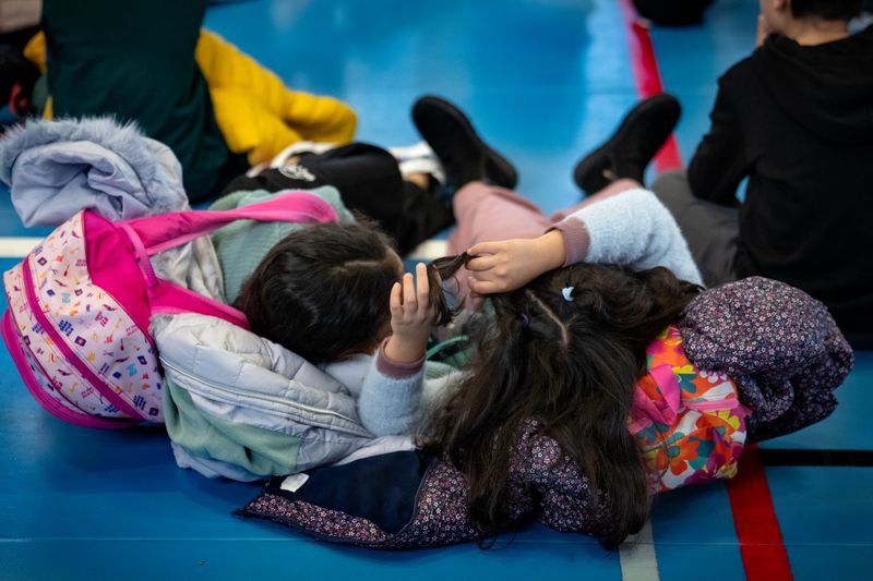 <div class='imageHoverDetail'>
             <p class='imageHoverTitle twoLineBreak'>Infants jugant a terra al pregó dels infants</p>
             <p class='imageHoverAutor oneLineBreak'>Autor: Laura Guerrero</p>
             <button class='imageHoverBtn'>Mostra els detalls de la imatge <span class='sr-only'>Infants jugant a terra al pregó dels infants</span></button>
             </div>