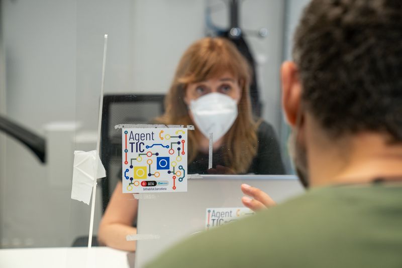 
             Una agente TIC (tecnología de la información y comunicación) en una oficina a...
             Autor: Martí Petit
             Ver los detalles de la imagen Una agente TIC (tecnología de la información y comunicación) en una oficina a...
             