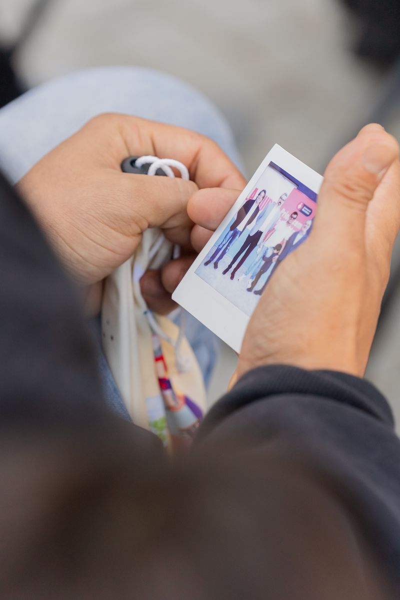 
             Una persona es mira una de les instantànies de record del moment de lliuramen...
             Autor: Josbel A. Tinoco
             Mostra els detalls de la imatge Una persona es mira una de les instantànies de record del moment de lliuramen...
             