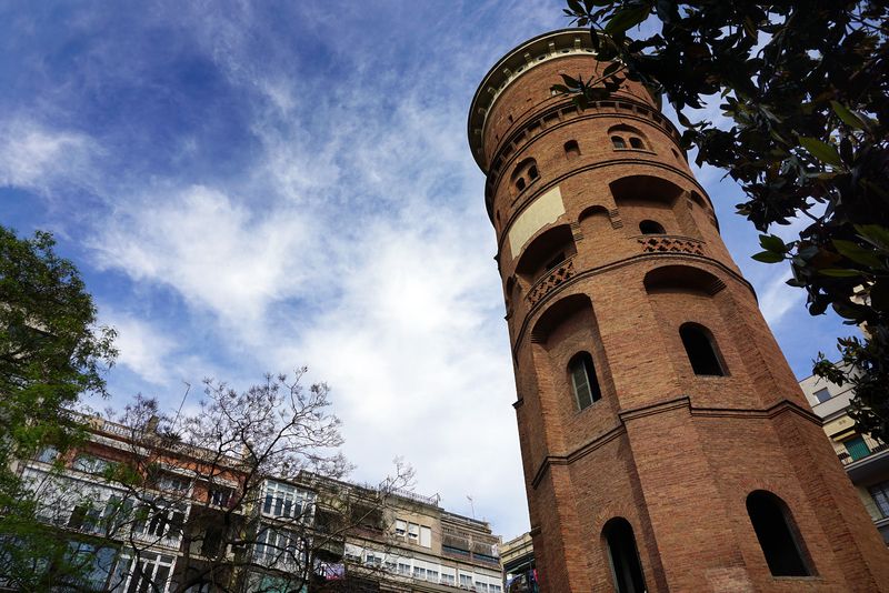 <div class='imageHoverDetail'>
             <p class='imageHoverTitle twoLineBreak'>Jardins de la Torre de les Aigües</p>
             <p class='imageHoverAutor oneLineBreak'>Autor: Vicente Zambrano González</p>
             <button class='imageHoverBtn'>Mostra els detalls de la imatge <span class='sr-only'>Jardins de la Torre de les Aigües</span></button>
             </div>