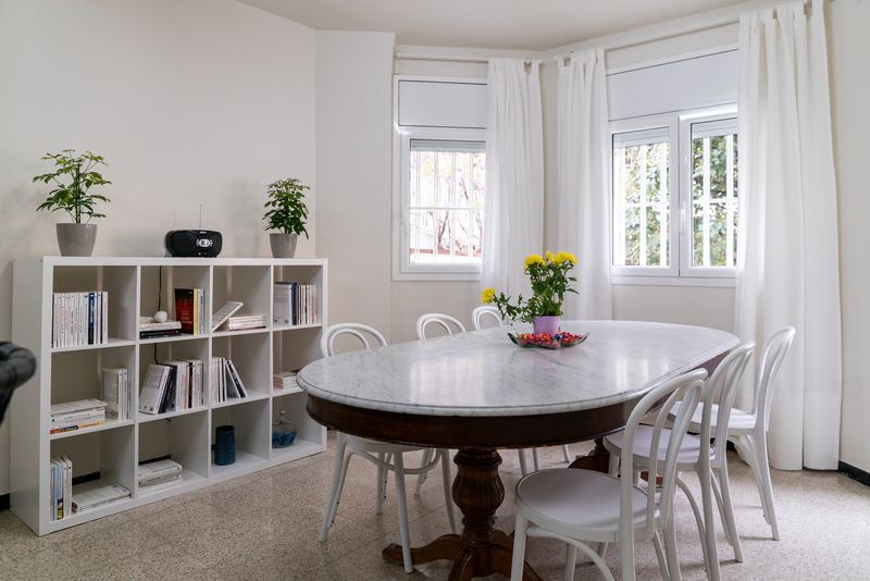 
             Sala amb llibres i una taula central pensada per a la lectura i l’estudi del ...
             Autor: Mariona Gil
             Mostra els detalls de la imatge Sala amb llibres i una taula central pensada per a la lectura i l’estudi del ...
             