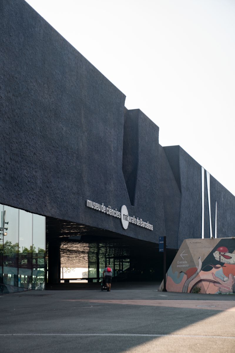 <div class='imageHoverDetail'>
             <p class='imageHoverTitle twoLineBreak'>Façana del Museu de Ciències Naturals de Barcelona amb un home dirigint-se a ...</p>
             <p class='imageHoverAutor oneLineBreak'>Autor: Mariona Gil</p>
             <button class='imageHoverBtn'>Mostra els detalls de la imatge <span class='sr-only'>Façana del Museu de Ciències Naturals de Barcelona amb un home dirigint-se a ...</span></button>
             </div>