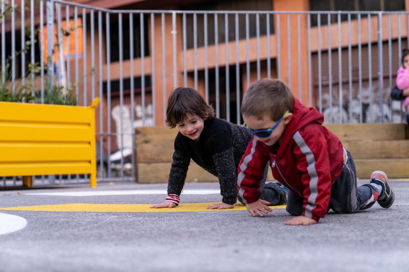 <div class='imageHoverDetail'>
             <p class='imageHoverTitle twoLineBreak'>Dos nens caminen de quatre grapes per la vorera ampliada de la zona pacificad...</p>
             <p class='imageHoverAutor oneLineBreak'>Autor: Mònica Moreno</p>
             <button class='imageHoverBtn'>Mostra els detalls de la imatge <span class='sr-only'>Dos nens caminen de quatre grapes per la vorera ampliada de la zona pacificad...</span></button>
             </div>