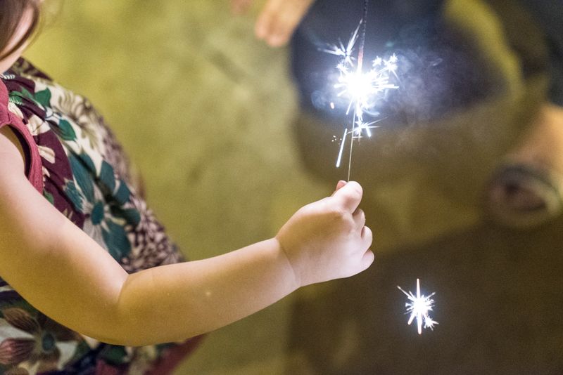 <div class='imageHoverDetail'>
             <p class='imageHoverTitle twoLineBreak'>Nena jugant amb una bengala</p>
             <p class='imageHoverAutor oneLineBreak'>Autor: Goroka (Empresa)</p>
             <button class='imageHoverBtn'>Mostra els detalls de la imatge <span class='sr-only'>Nena jugant amb una bengala</span></button>
             </div>