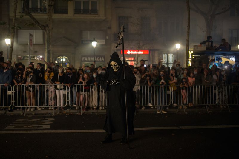 <div class='imageHoverDetail'>
             <p class='imageHoverTitle twoLineBreak'>El membre d'una colla vestit de figura de la mort envoltat de gent que seguei...</p>
             <p class='imageHoverAutor oneLineBreak'>Autor: Carles Palacio</p>
             <button class='imageHoverBtn'>Mostra els detalls de la imatge <span class='sr-only'>El membre d'una colla vestit de figura de la mort envoltat de gent que seguei...</span></button>
             </div>