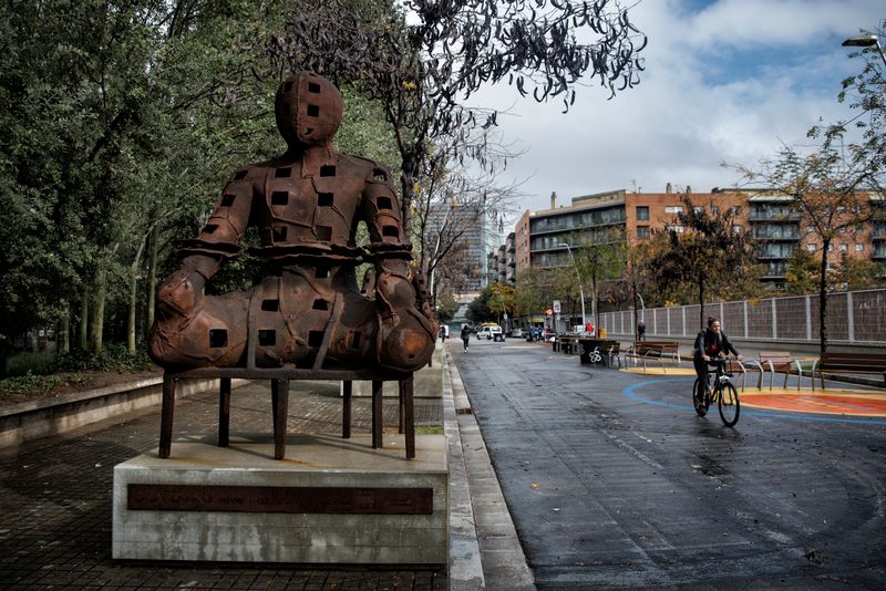 <div class='imageHoverDetail'>
             <p class='imageHoverTitle twoLineBreak'>Conjunt de "Guardians" de Xavier Mascaró a la Superilla del Poblenou</p>
             <p class='imageHoverAutor oneLineBreak'>Autor: Laura Guerrero</p>
             <button class='imageHoverBtn'>Mostra els detalls de la imatge <span class='sr-only'>Conjunt de "Guardians" de Xavier Mascaró a la Superilla del Poblenou</span></button>
             </div>