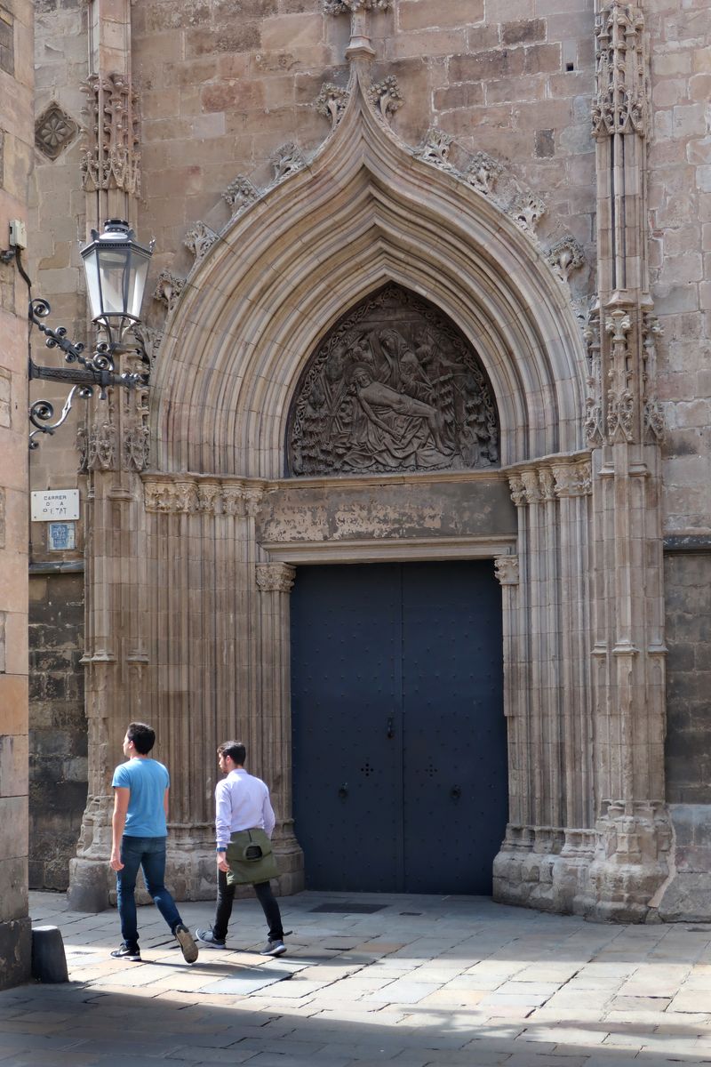 <div class='imageHoverDetail'>
             <p class='imageHoverTitle twoLineBreak'>Timpà de la Pietat de la Catedral de Barcelona </p>
             <p class='imageHoverAutor oneLineBreak'>Autor: Vicente Zambrano González</p>
             <button class='imageHoverBtn'>Mostra els detalls de la imatge <span class='sr-only'>Timpà de la Pietat de la Catedral de Barcelona </span></button>
             </div>